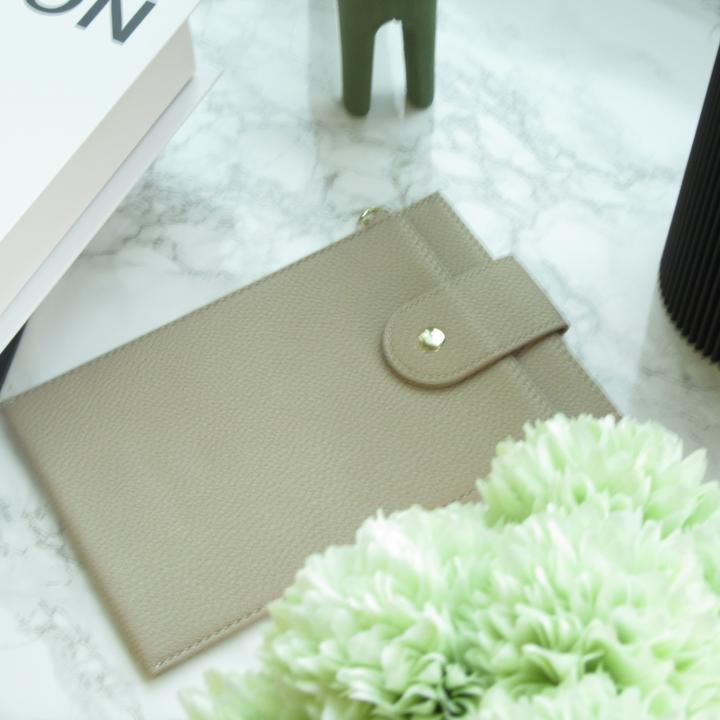 Produktbild PhoneLook Elegante universelle Smartphone Umhängetasche aus veganem Leder inkl. Umhängegurt aus Leder (vegan) (Samsung Galaxy S24 Ultra)