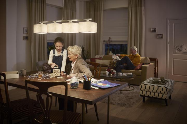 Produktbild Philips SceneSwitch (E14, 5.50 W, 470 lm, 1 x, G)