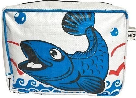 Produktbild Bekos Upcycling - Kosmetiktasche aus recycelten Fischfuttersäcke blauer Fisch