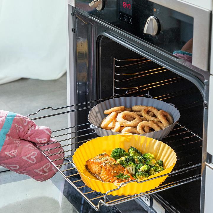 Actual product image InnovaGoods Silicone moulds with baking brush for Mollicon hot air fryers