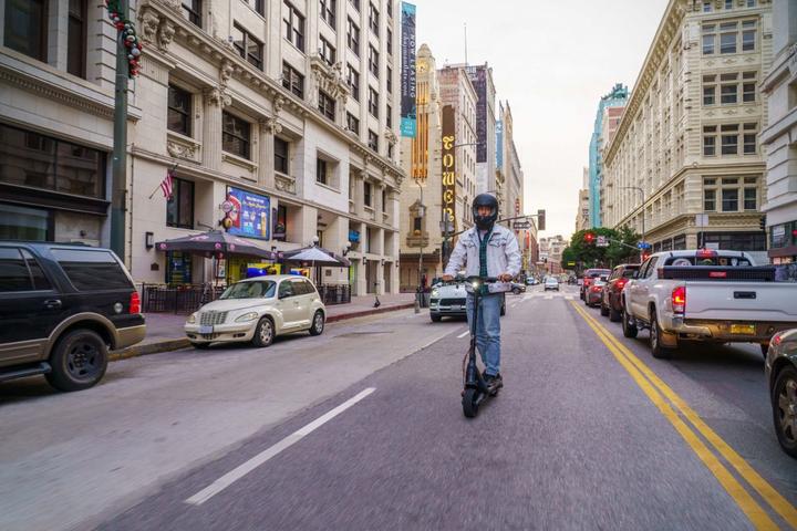 Image du produit Segway-Ninebot KickScooter P100SE par Segway (25 km/h, 100 km, 650 W)