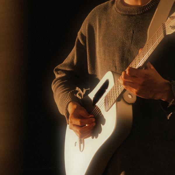 Produktbild Lava Music Gitarre Me Air 36 Zoll Silver mit Kabel (Akustik Gitarren Set, Airsonic (Kohlefaser-Verbundstoff))