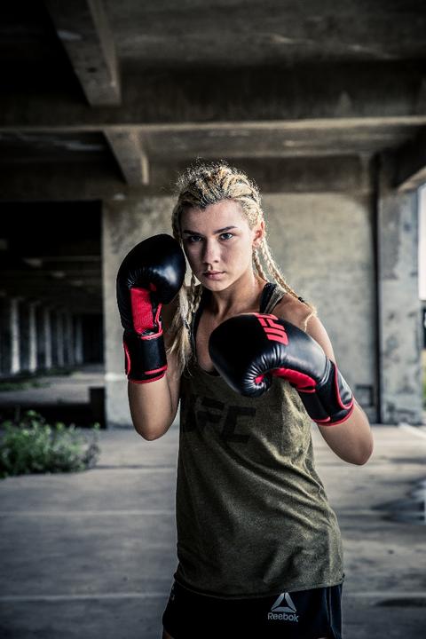 Immagine prodotto UFC Guanto da allenamento Contender Muay Thai Style (14 OZ)