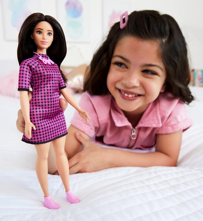 Image du produit Barbie Poupée Fashionistas en robe rose et noire à carreaux