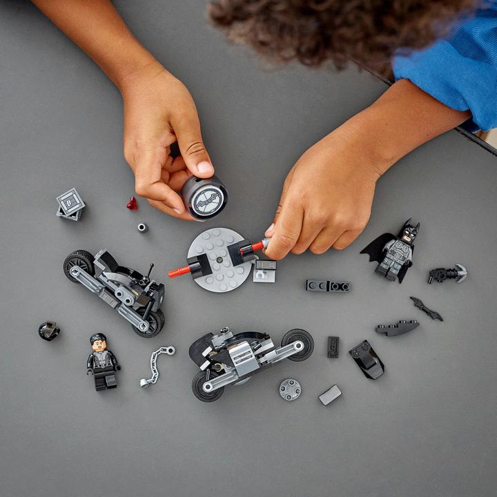 Produktbild LEGO Batman und Selina Kyle: Verfolgungsjagd auf dem Motorrad (76179, LEGO DC)