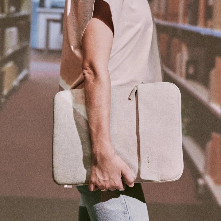 Immagine prodotto Incase Custodia Crosstown per laptop da 16 pollici - Limestone (16", Universale)
