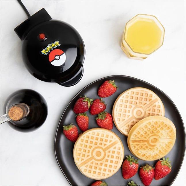 Actual product image Uncanny Brands Pokemon - Pokeball