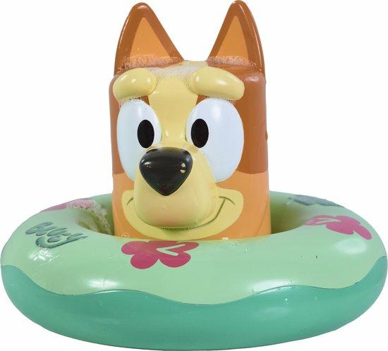 Tomy Bluey si diverte in acqua e nuota nella vasca da bagno Bingo