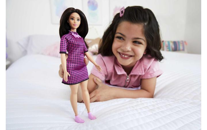 Image du produit Barbie Poupée Fashionistas en robe rose et noire à carreaux