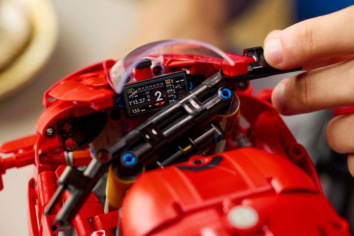 Actual product image LEGO Ducati Panigale V4 S Motorrad (42202, LEGO Technic)