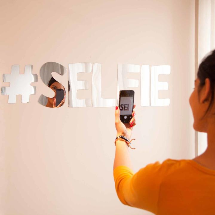 Immagine prodotto Novelty Specchio adesivo da parete Selfie (2 x 13 x 18 cm)