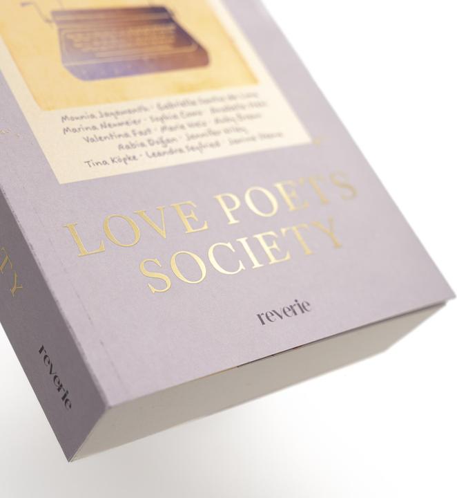 Produktbild Reverie Love Poets Society (Deutsch, Weis, Marie/Dogan, Como, Sophiaua, Jennifer Wiley, Tina Köpke, Marie Weis, Dogan, Anabelle Stehl, Janine Ukena, Valentina Fast, Leandra Seyfried, Ruby Braun, Mounia Jayawanth, 2025)