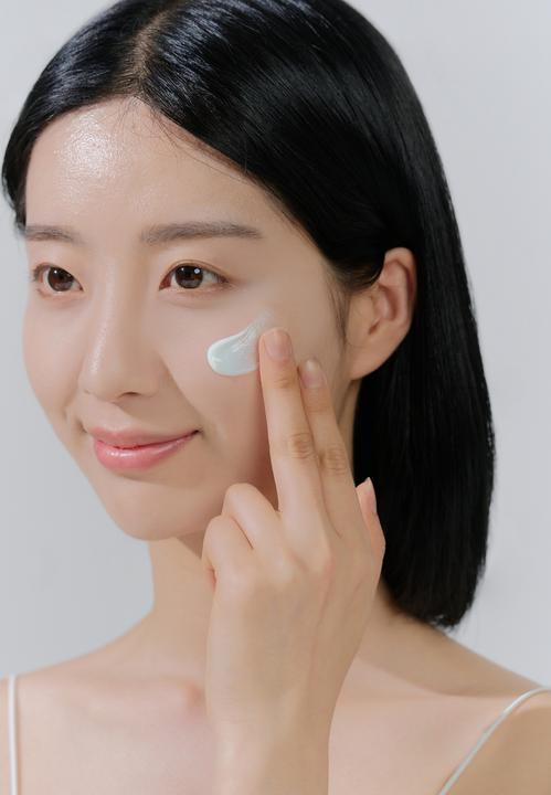 Actual product image Skin1004 Madagascar Centella Hyalu-Cica Water-Fit Sun Serum (Sun cream face, SPF 50+, 50 ml, 50 g)