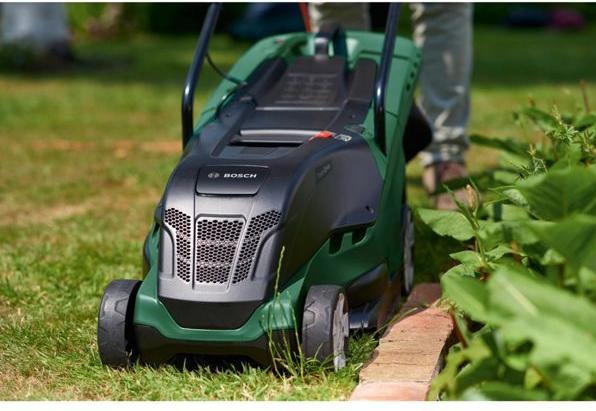 Produktbild Bosch Home & Garden Universal Rotak 550 (Netzbetrieb)