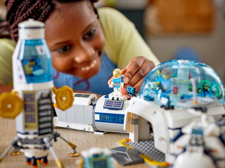 Actual product image LEGO Lunar Research Base (60350, LEGO City)