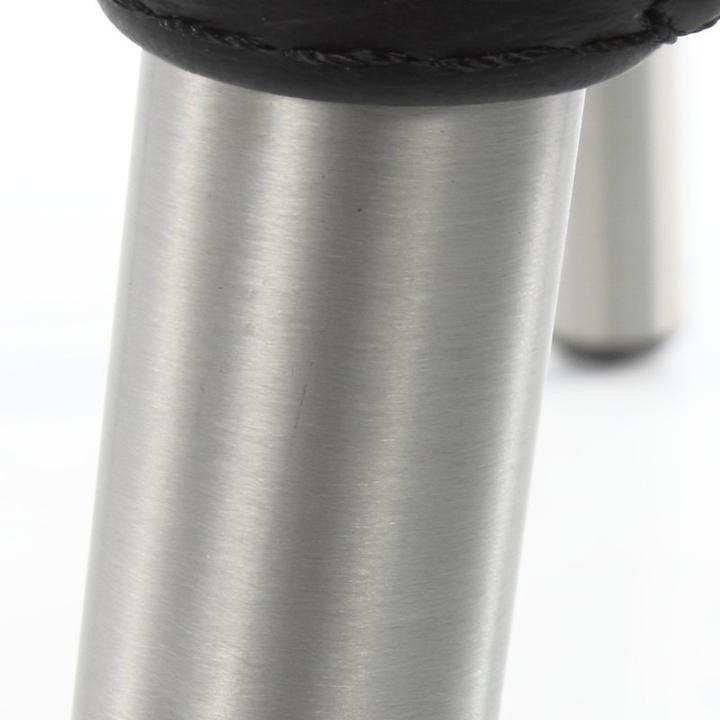 Image du produit SIX Une chaise en cuir stable et de qualité avec des accoudoirs et des pieds en acier inoxydable brossé.