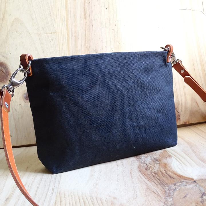 Image du produit Only-Bags.Store Sac croisé en toile cirée, petit format, lanière en cuir, porte-monnaie à fermeture éclair