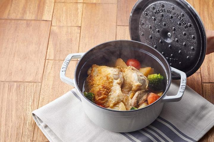 Actual product image Staub Cocotte (24 cm, Casserole + Stewpot, Cast iron)