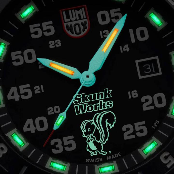 Image du produit Luminox F117 x SKUNK WORKS HERITAGE 6440H SERIES (Montre pilote, 44 mm)