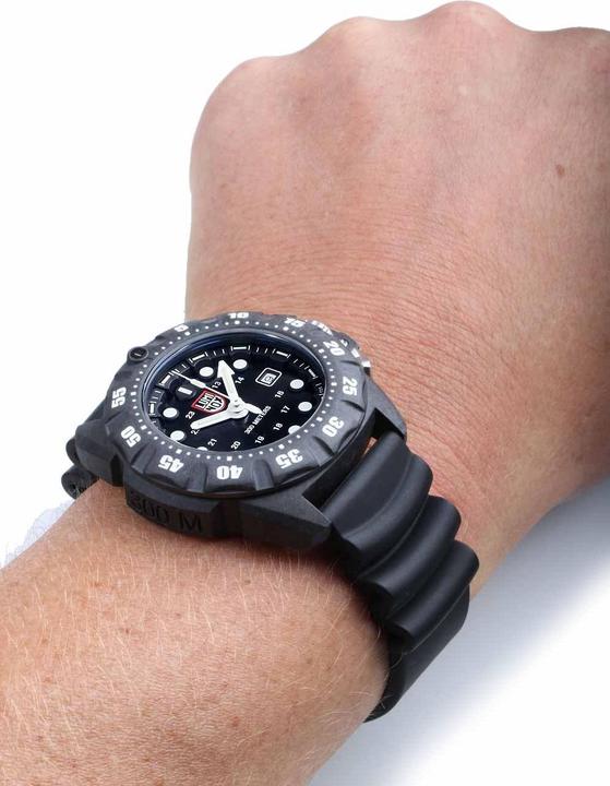 Produktbild Luminox Scott Cassell Deep Dive Carbon Schwarz-Weiss (Analoguhr, 45 mm)