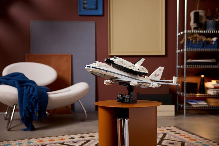 Actual product image LEGO 10360 Spaceshuttle-Transport-Jumbo