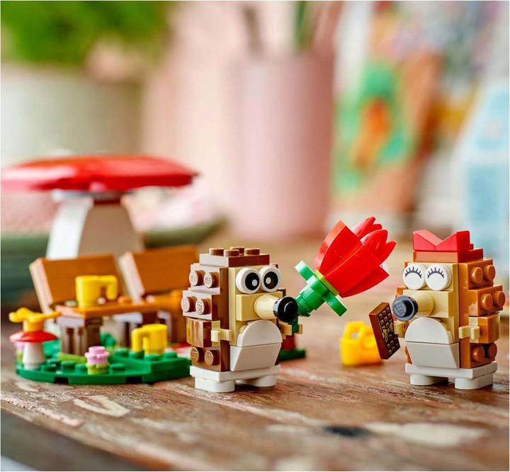 Actual product image LEGO Hedgehogs and their picnic date (40711, LEGO Seasonal Sets)