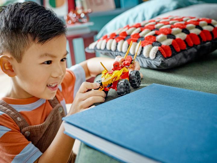 Actual product image LEGO 71789 Chase with Kai's speedster and Ras' motorbike (71789, LEGO Ninjago)