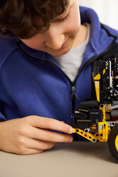 Productafbeelding LEGO Volvo L120 elektrische wiellader (42209, LEGO Technic)