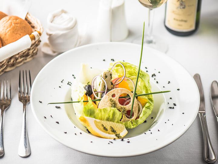 Actual product image Smartbox Lune de miel 4* en Suisse : 1 nuit avec souper gastronomique pour 2 jeunes mariés (2 pers.)