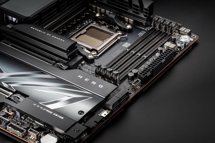 Immagine prodotto ASUS Rog Crosshair X870e Hero (AM5, AMD X870E, ATX)
