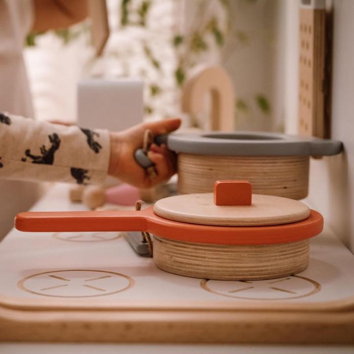 Produktbild Activity Board Holzspielzeugset, Küchenutensilien, tolles Geschenk, Kochset für Kinder - Topf und Pfanne, Lachs