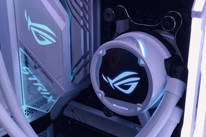 Actual product image ASUS ROG Strix LC 360 RGB White Edition Complete water cooling