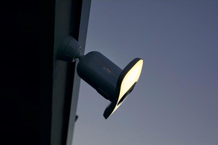 Produktbild Arlo Pro 3 Floodlight Kamera, weiss (2560 x 1440 Pixels)