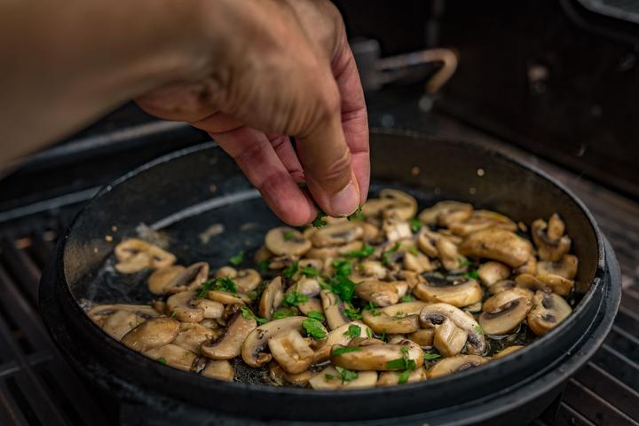 Image du produit Outdoorchef Dutch Oven 06 - 5.7 litres - avec kit de démarrage comprenant l'entretien de la fonte, le nettoyeur
