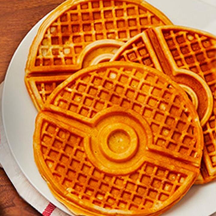 Immagine prodotto Uncanny Brands Pokemon Waffle Maker Pokeball (Spina UE)