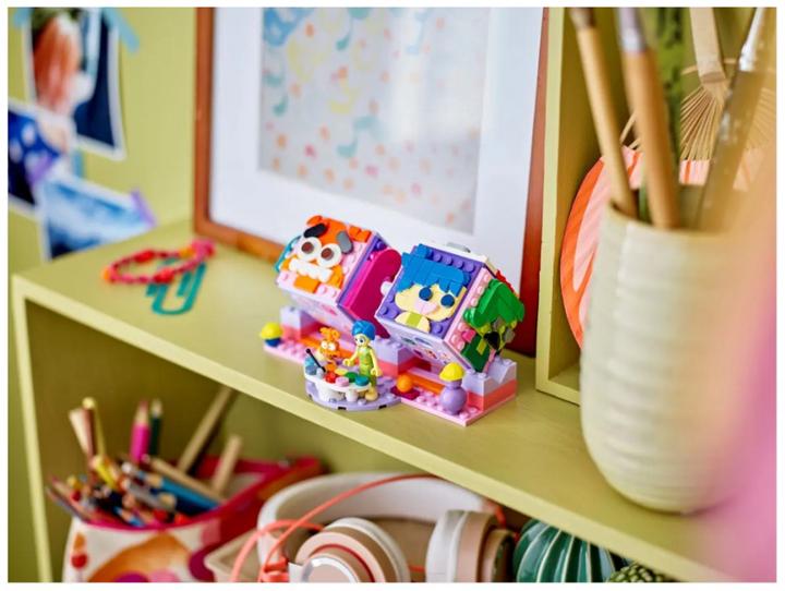 Actual product image LEGO Everything is upside down 2 mood cubes (43248, LEGO Disney)