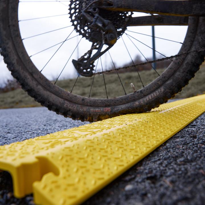 Produktbild Defender XPRESS 40 YEL R - XPRESS Drop-over Kabelbrücke 40mm Retail, gelb (Kabelbrücke)