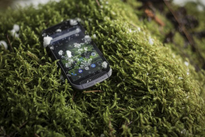 Actual product image Land Rover Explore (64 GB, Black, 5", Hybrid Dual SIM, 16 Mpx, 4G)