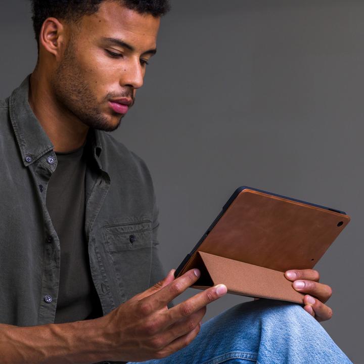 Productafbeelding dbramante1928 Tablet Book Cover Risskov Bruin (iPad Pro 11 2020 (2e generatie), iPad Pro 11 2018 (1e Gen), iPad Pro 11 2021 (3e generatie), iPad Air 2020 (4e generatie), iPad Air 2022 (5e gen))