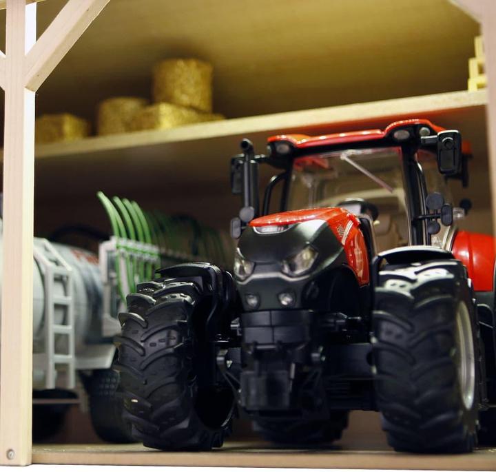 Produktbild Kids Globe Farming Agricultural Shed Wood für 3 Traktoren