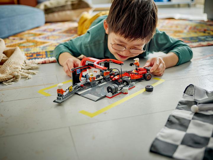 Immagine prodotto LEGO F1 Boxenstopp mit Boxencrew und Ferrari Flitzer (60443, LEGO City)