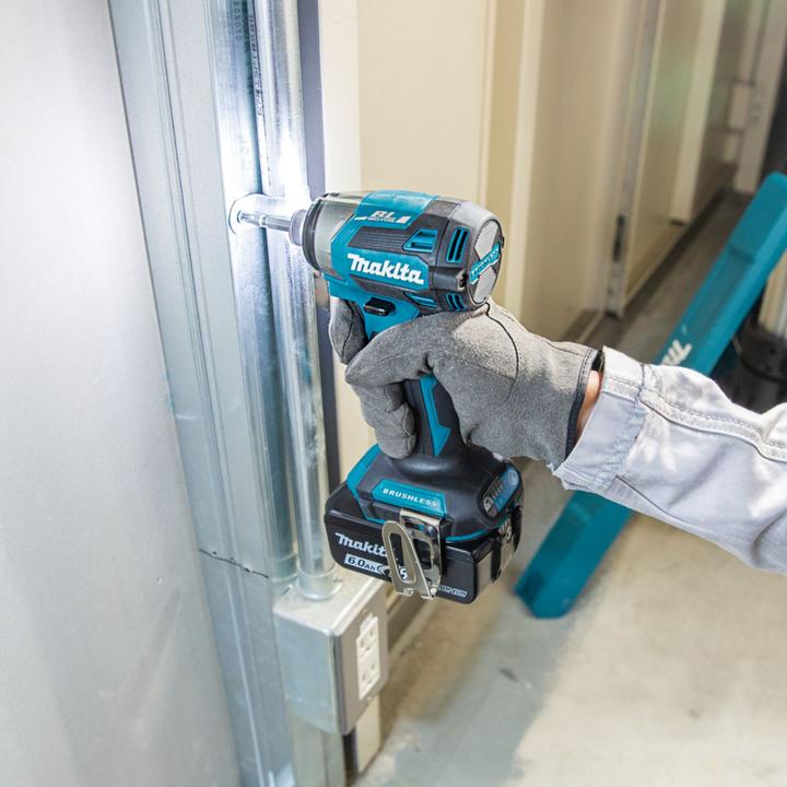 Actual product image Shots Makita DTD 173 RTJ Akku Schlagschrauber 18 V 180 Nm 1/4“ Brushless + 2x Akku 5,0 Ah + Ladegerät + (Rechargeable battery operated)