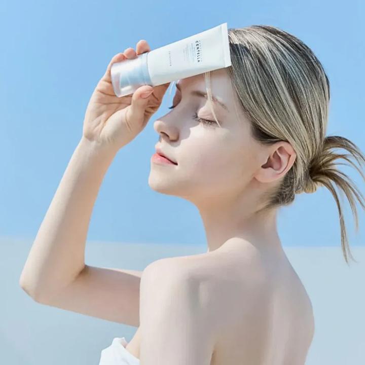 Actual product image Skin1004 Madagascar Centella Hyalu-Cica Water-Fit Sun Serum (Sun cream face, SPF 50+, 50 ml, 50 g)