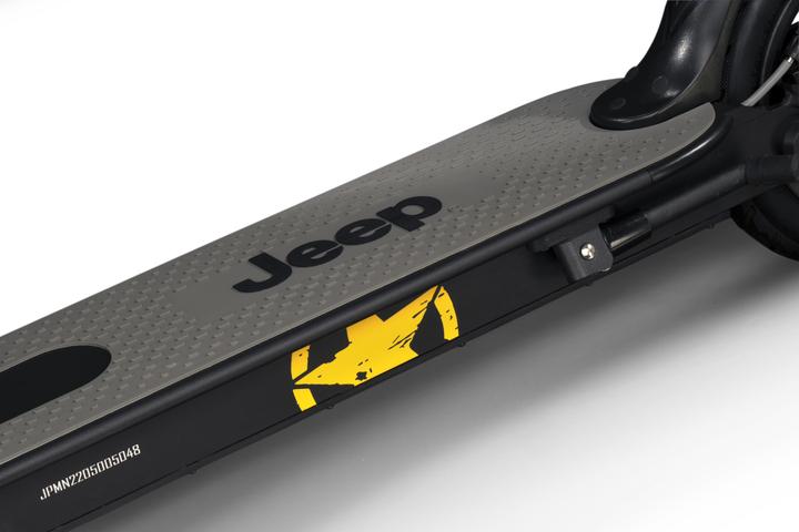 Actual product image Jeep E-Scooter 2XE Sentinel with Turn Signals, 350 W, 8.5 ", 25 km/h, 24 month(s), Black (25 km/h, 25 km)