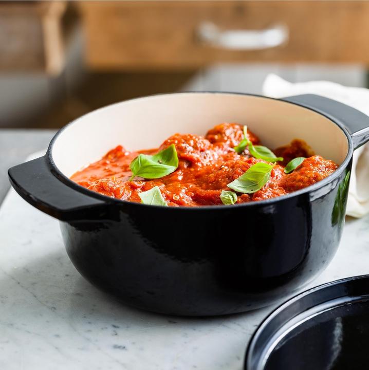 Actual product image KitchenAid braadpan 22cm - gemailleerd gietijzer - onyx zwart - rond (22 cm, Casserole + Stewpot, Cast iron)