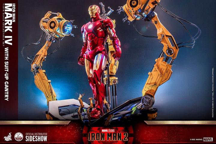 Produktbild Hot Toys Iron Man 2 figurine 1/4 Iron Man Mark IV with Suit-Up Gantry 49 cm