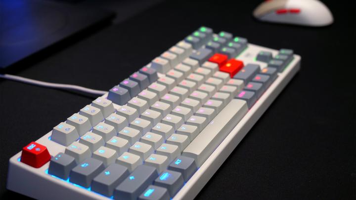 Actual product image CHERRY XTRFY K4V2 TKL keyboard, retro (US, Cable)