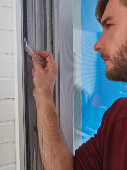 Produktbild tesa Insektenschutz COMFORT für Fenster, mit Klettband, selbstklebend, ohne Bohren (170 x 180 cm)
