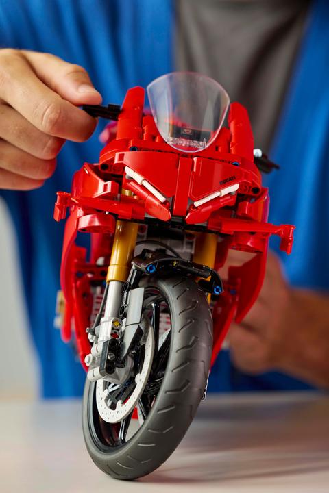 Actual product image LEGO Ducati Panigale V4 S Motorrad (42202, LEGO Technic)