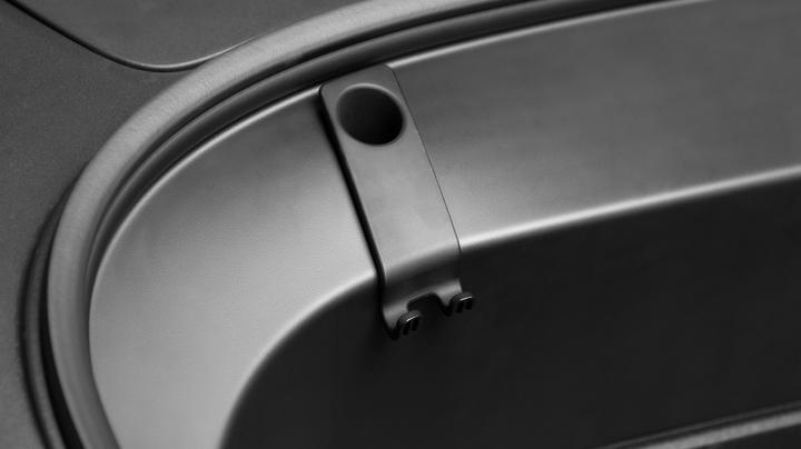 Produktbild Made4EV Taschenhaken für den Frunk des Tesla Model 3